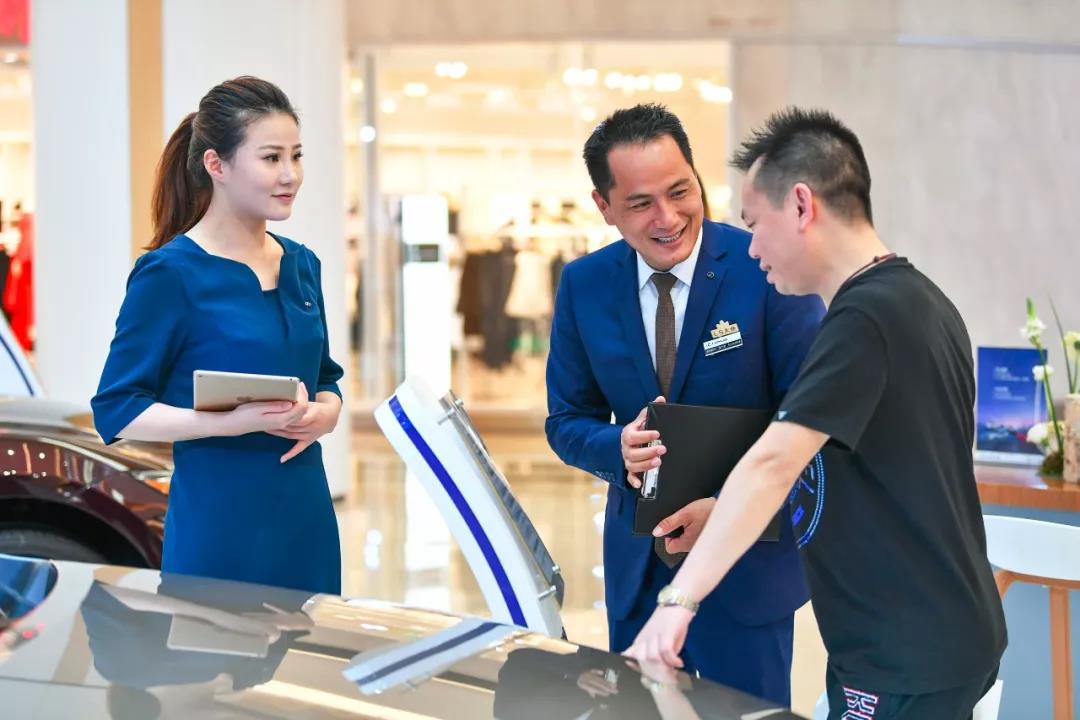 每辆展车前都有专业产品讲解员,为消费者详细解读"智·混动"车型的